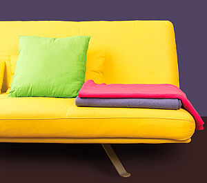 Couch, gelb, bunte Kissen